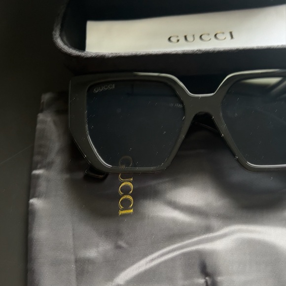 Gucci Black Sunglasses with Gold with box - Picture 4 of 4